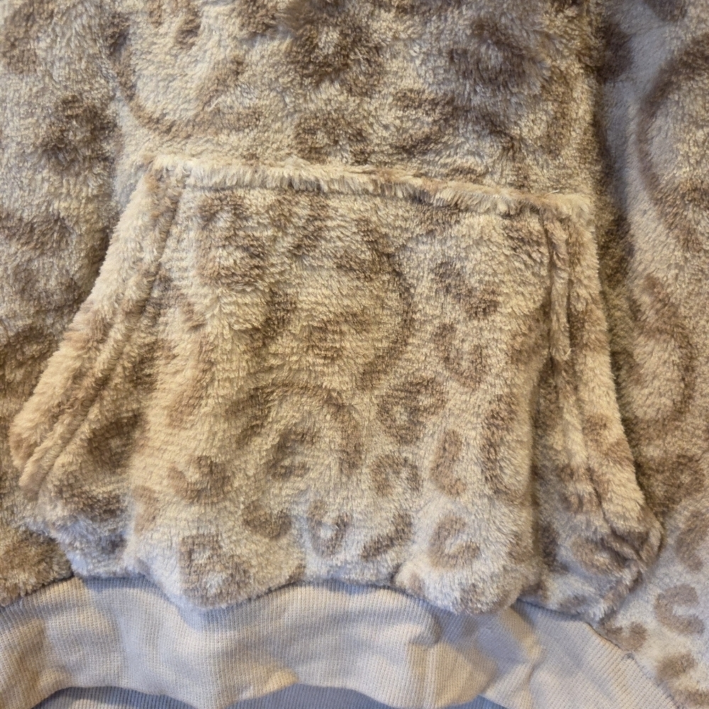 Bluey Women’s Graphic Pullover Hoodie Sweatshirt Tan Leopard Print Fuzzy XS - Picture 4 of 12